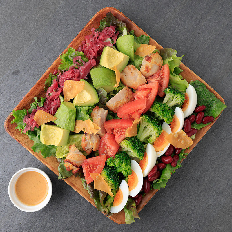 モスプレミアムの具材を楽しむコブサラダ