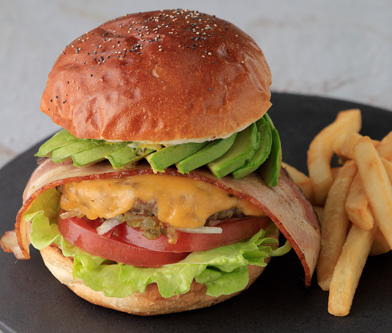 和牛バーガーアボカドベーコンチーズ（ポテト付）